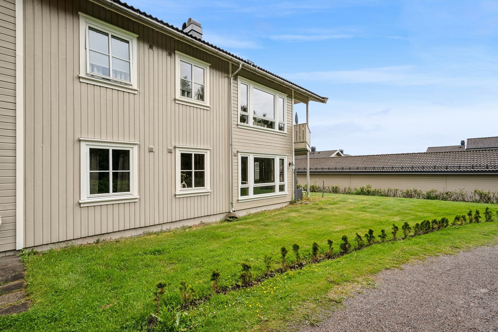 Store, grønne fellesarealer omkranser bygget. Galleribilde