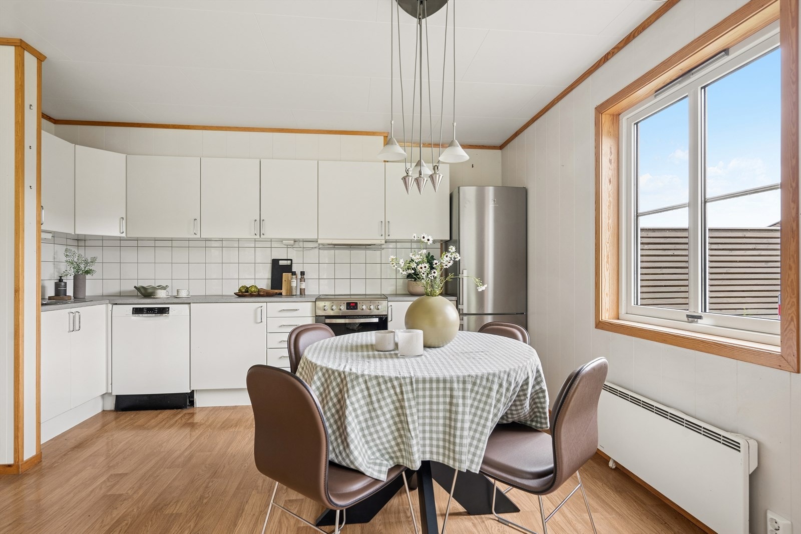 Leiligheten har en arealeffektiv planløsning med en åpen og sosial sone mellom stue og kjøkken. Galleribilde