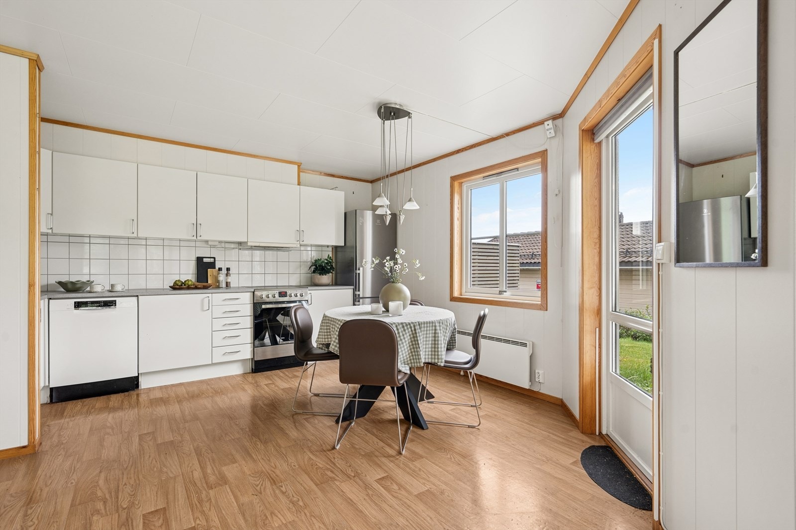 Malt balkongdør i tre fører ut til den private uteplassen. Galleribilde