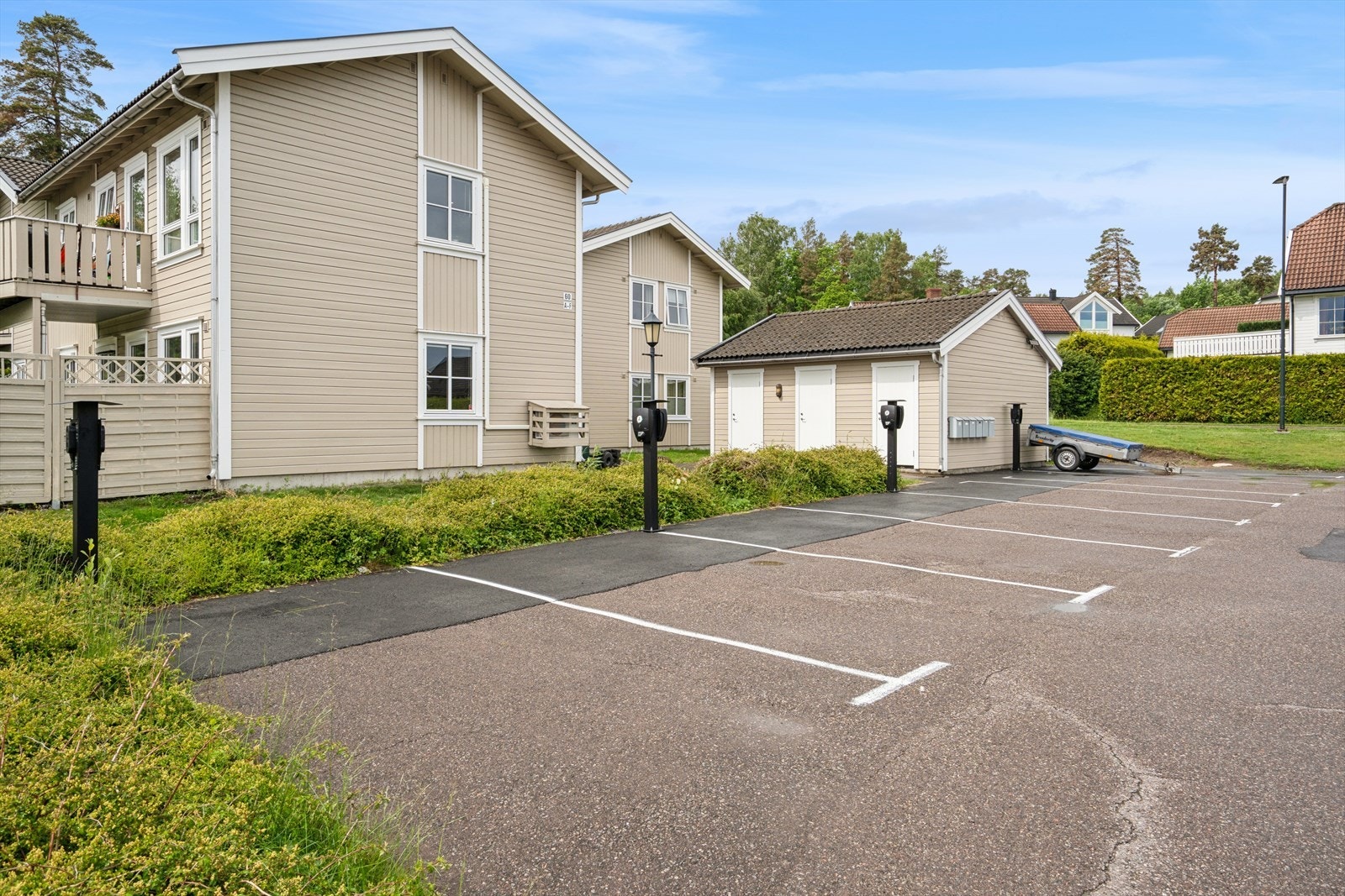 Borettslaget har ferdigstilte ladestasjoner for elbil på felles parkeringsplass. Galleribilde