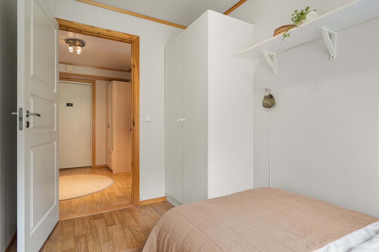 Rommet har plass til seng og oppbevaringsmøbler. Galleribilde