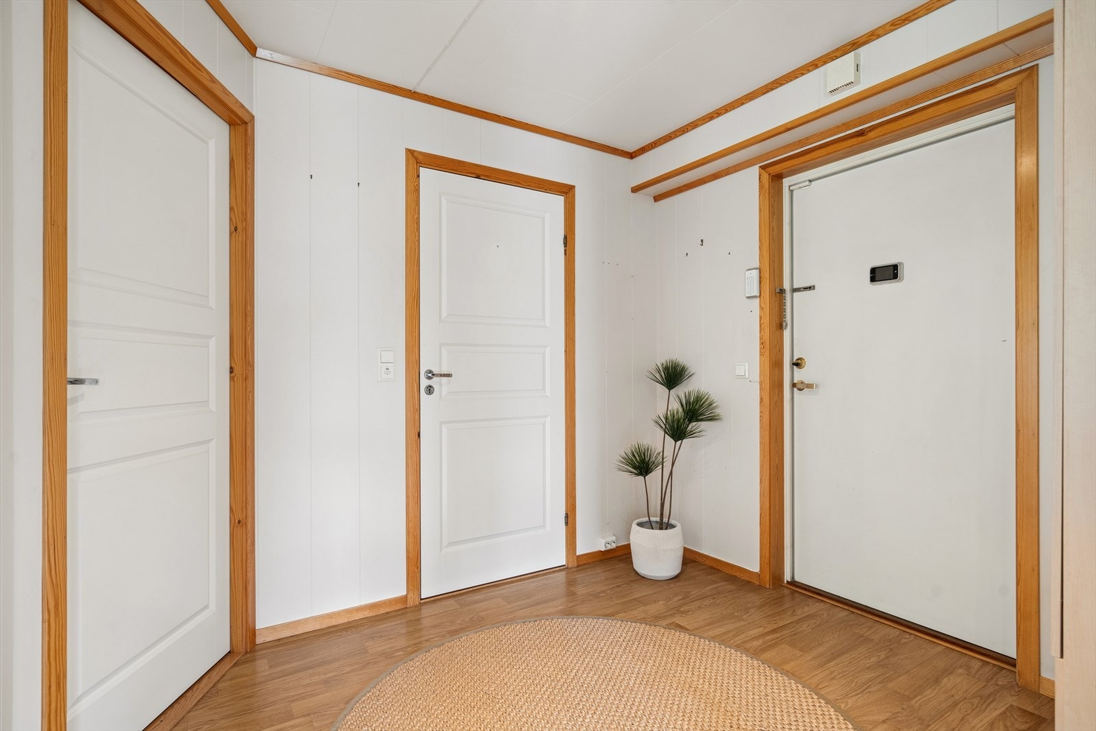 Innvendig har boligen malte fyllingsdører som er gjennomgående for rommene. Galleribilde