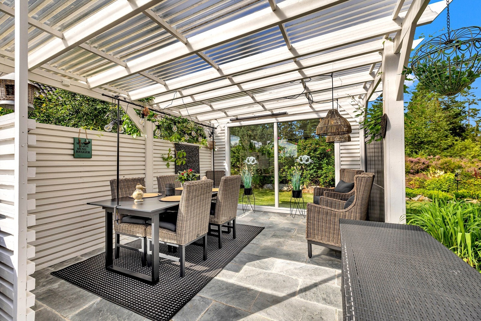Pergola) ra 2016, som gir ly for vær og vind. Galleribilde