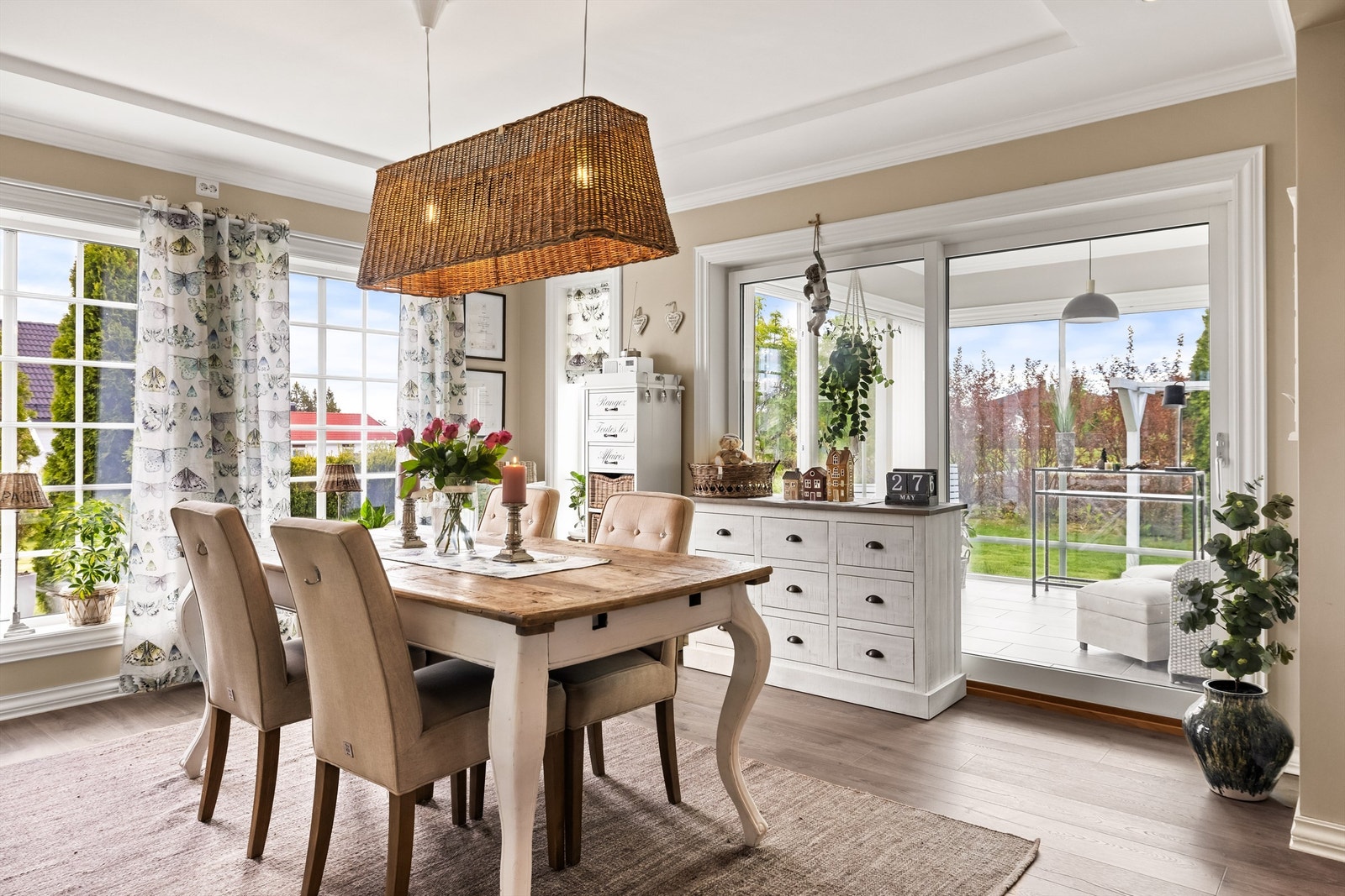 Fra spisestuen er det utgang til en lys og trivelig vinterhage. Galleribilde