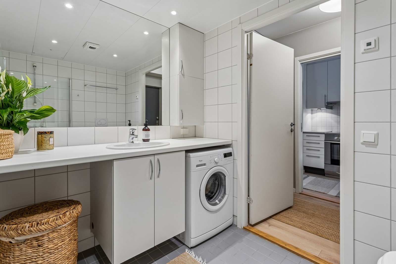 Praktisk innredet og med plass til vaskemaskin. Galleribilde