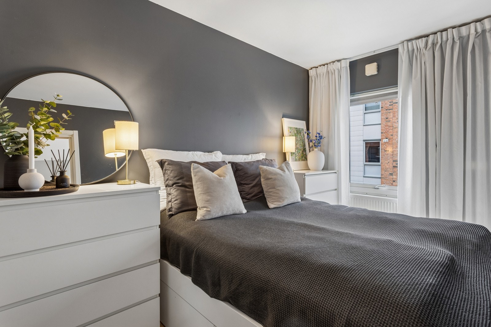 Soverom med fin plass til dobbeltseng. Galleribilde