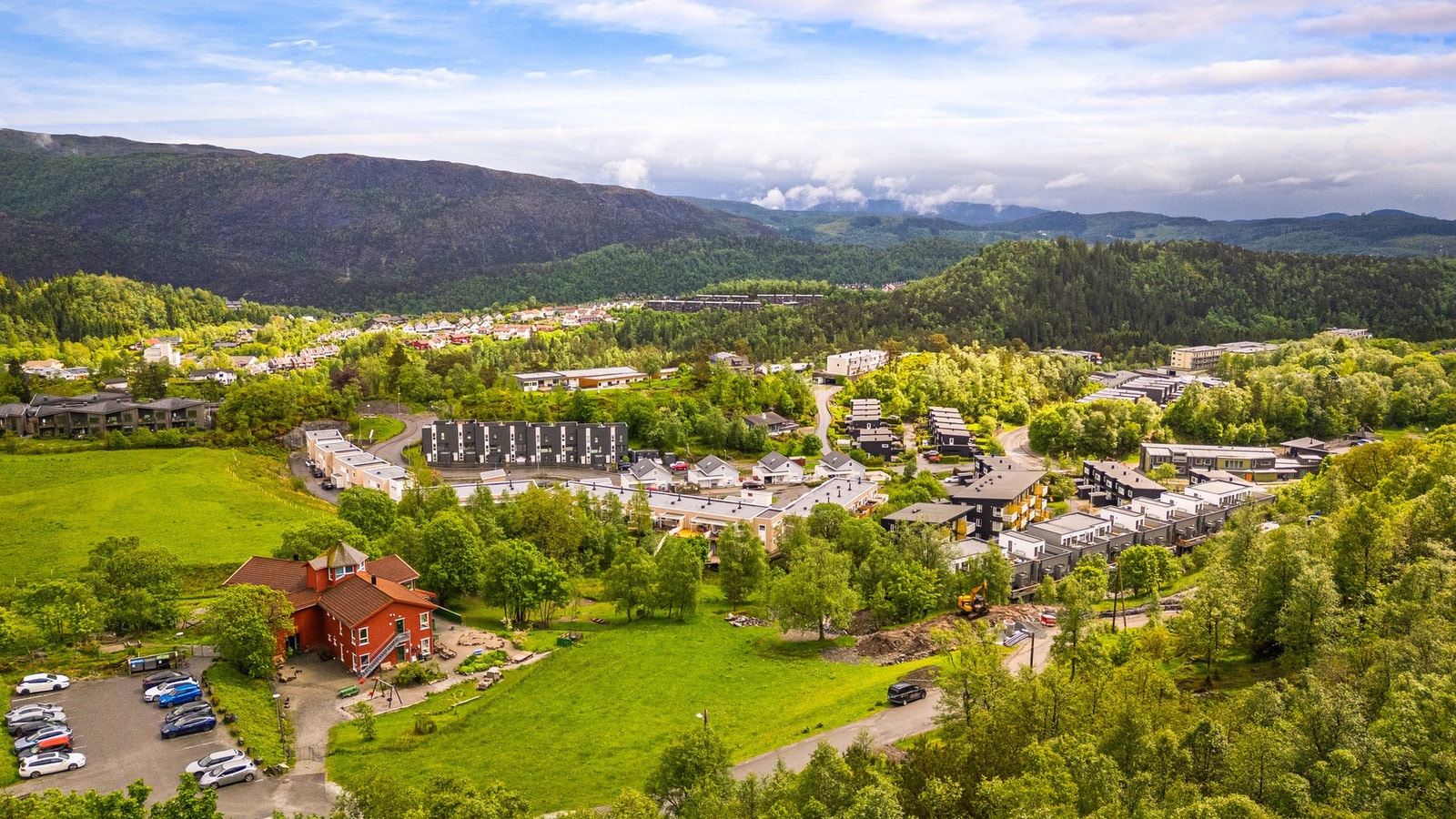 Eplekarten Steinerbarnehage ligger også like ved boligen, i det røde bygget Galleribilde