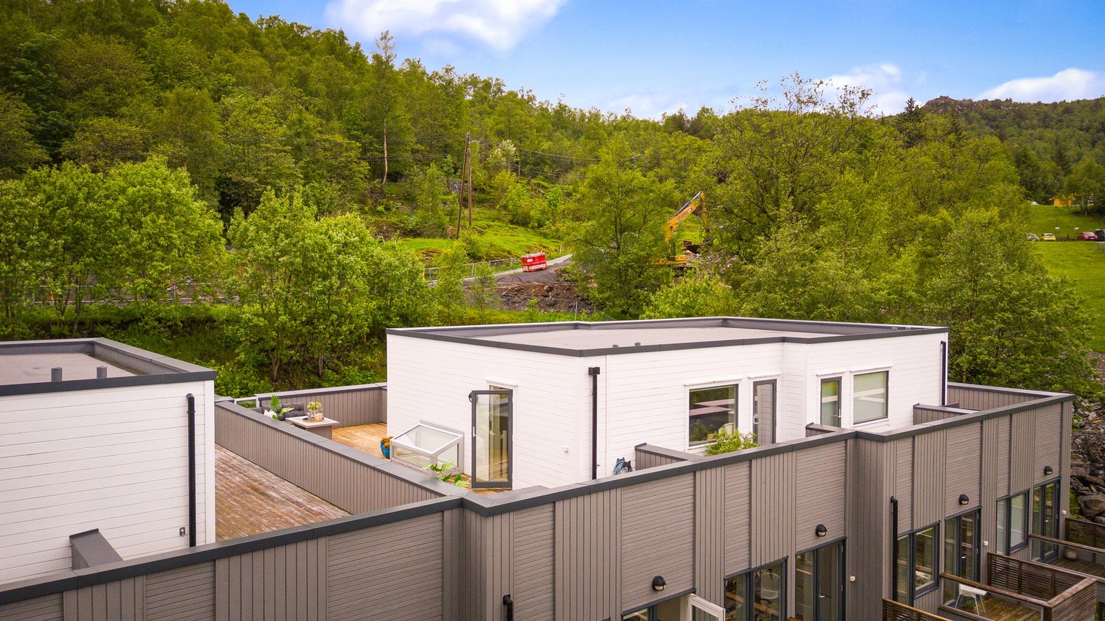 Følger man veien videre bak boligen, ender man opp på Nubben og kan derfra ta seg opp til Ulriken m.m Galleribilde
