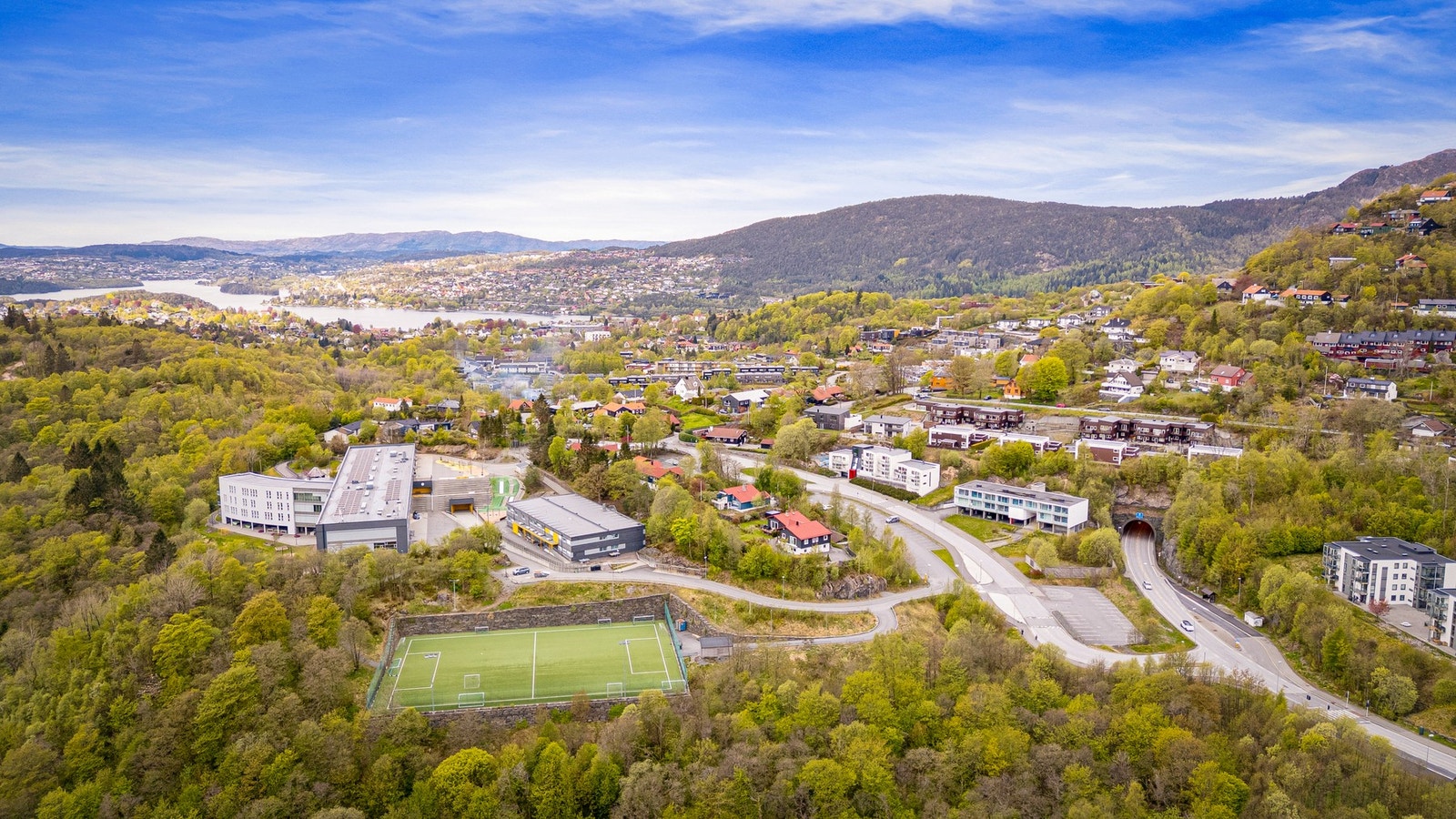 Nattland Oppveksttun har både barneskole og ungdomsskole, samt fotballbane Galleribilde