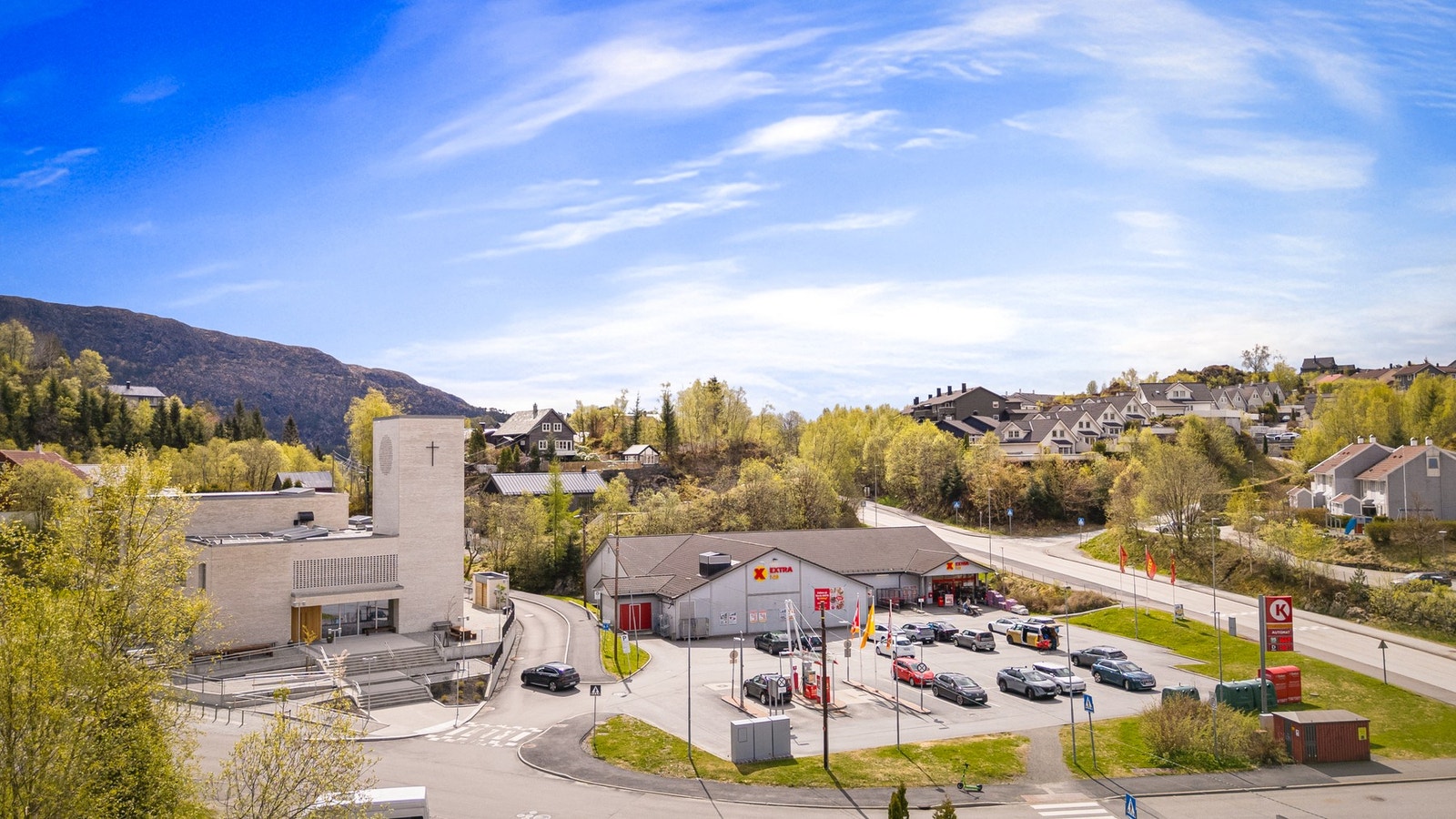 Inne i Sædalen finner man nye Sædalen Kirke, samt Coop Extra som har post i butikk Galleribilde