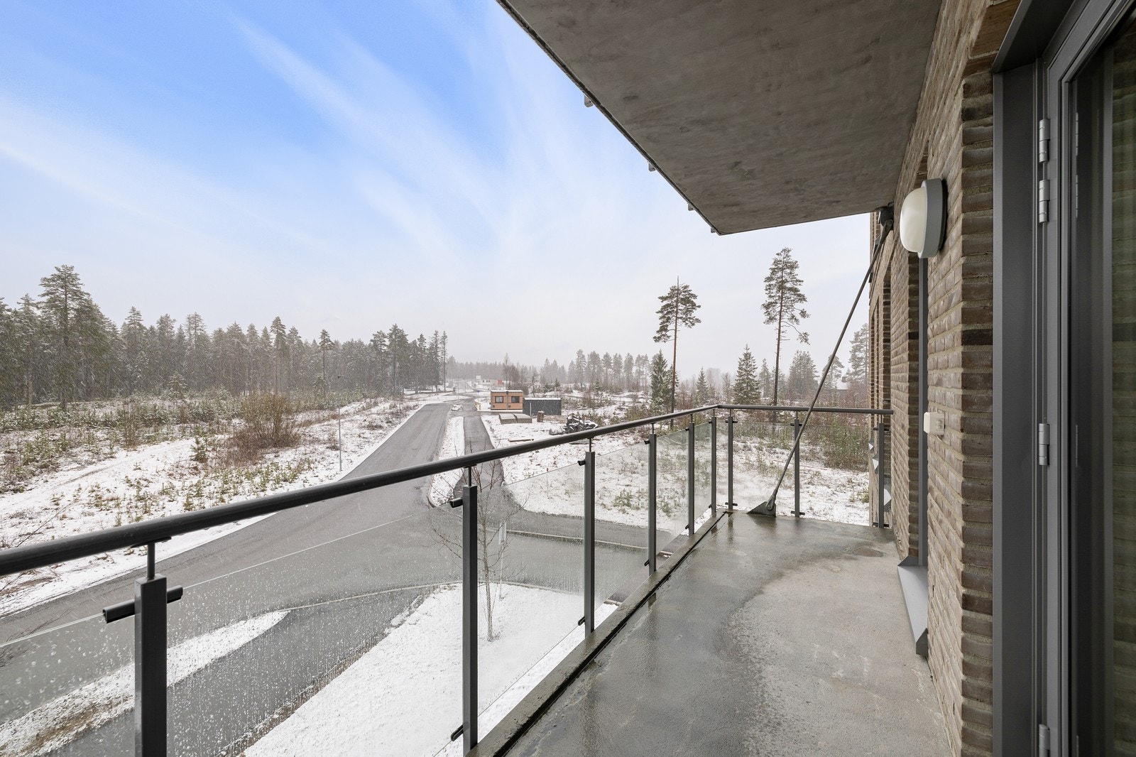 Stor overbygget balkong med hyggelig utsikt Galleribilde