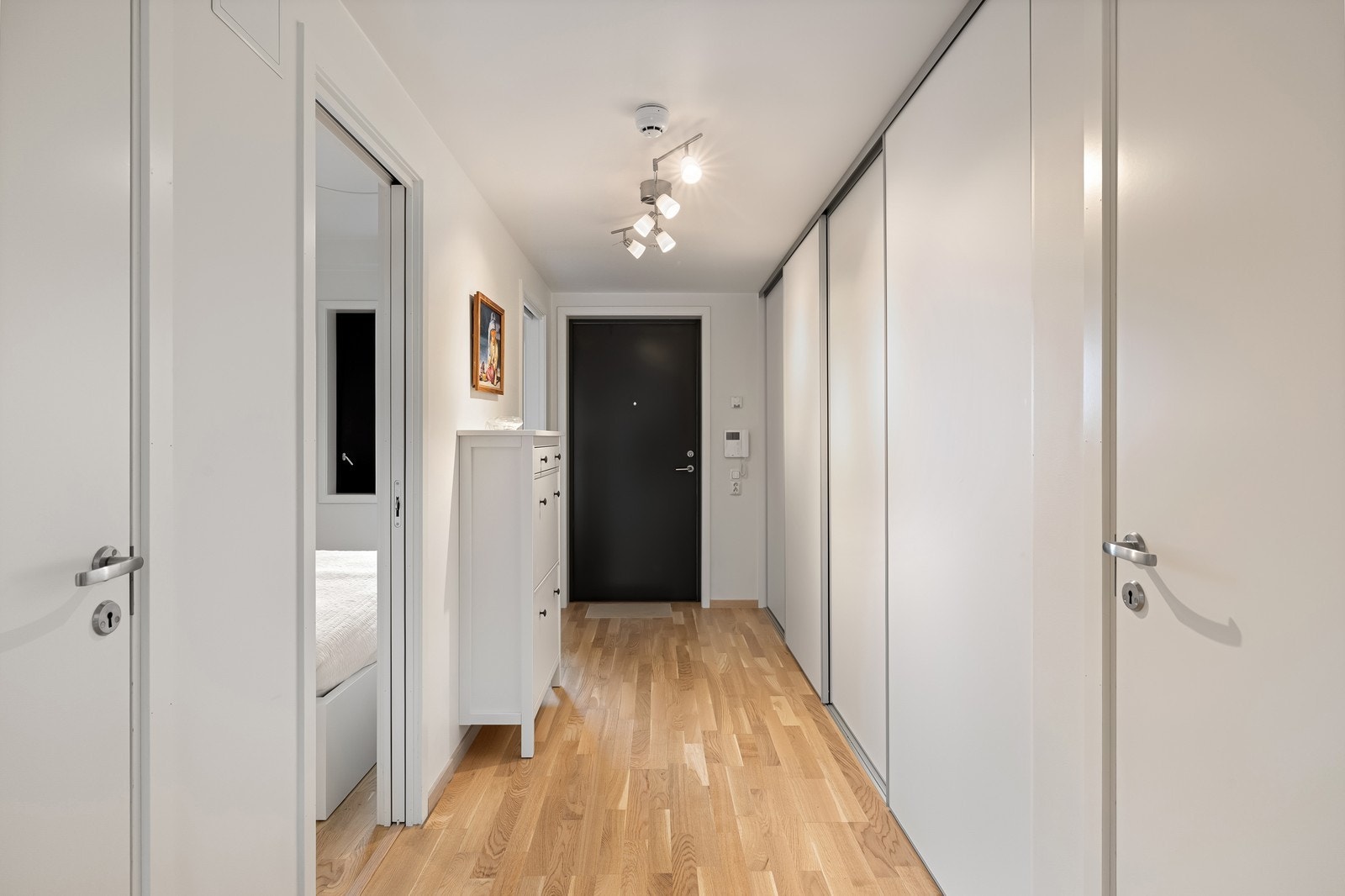 Velkommen inn! Entrén har lagringsplass bak skyvedører Galleribilde