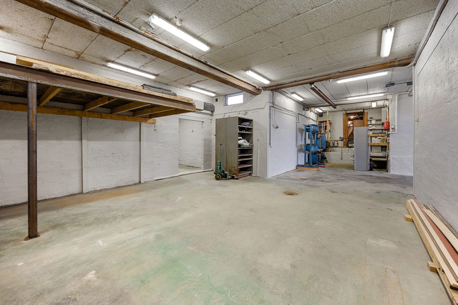 Eiendommen har svært gode parkeringsmuligheter med integrert garasje i boligen, samt i stor frittstående garasje/verksted med BRA på hele 207 kvm. Galleribilde