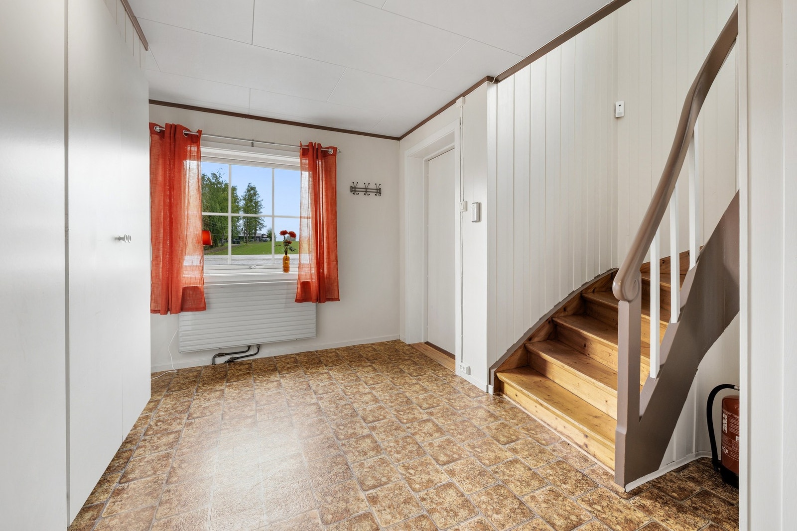 Innredet hybeldel: Romslig entré med lysmalte veggflater og belegg på gulv. Entréen har god plass til garderobeløsning. Galleribilde