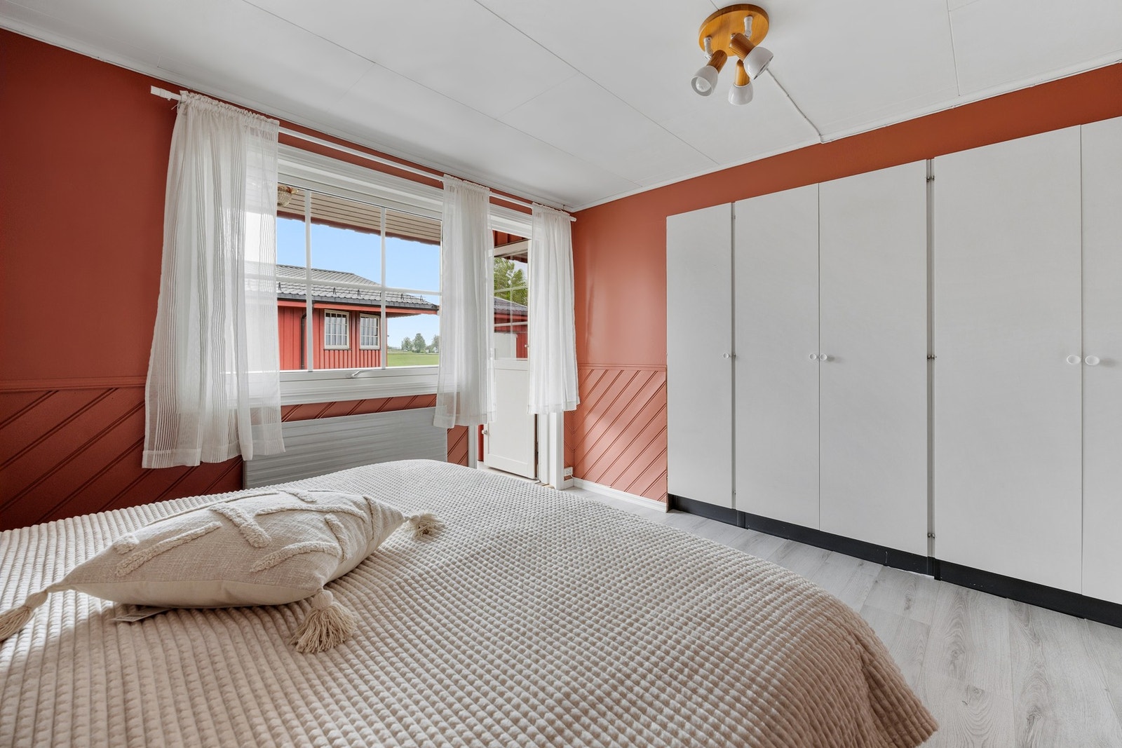 Hovedsoverommet har malte veggflater, laminatgulv og garderobeskap. Galleribilde