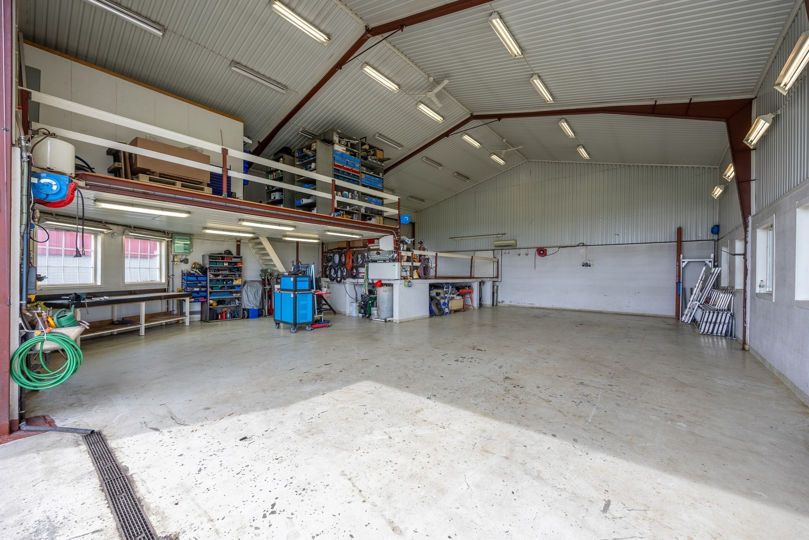 Garasje- og verkstedsdelen er godt tilrettelagt for praktisk bruk, og har installert rørsystem med hurtigkoblinger for trykkluft, som gir en effektiv og funksjonell arbeidssituasjon for den som ønsker å benytte arealene til hobby, vedlikehold eller egne p Galleribilde