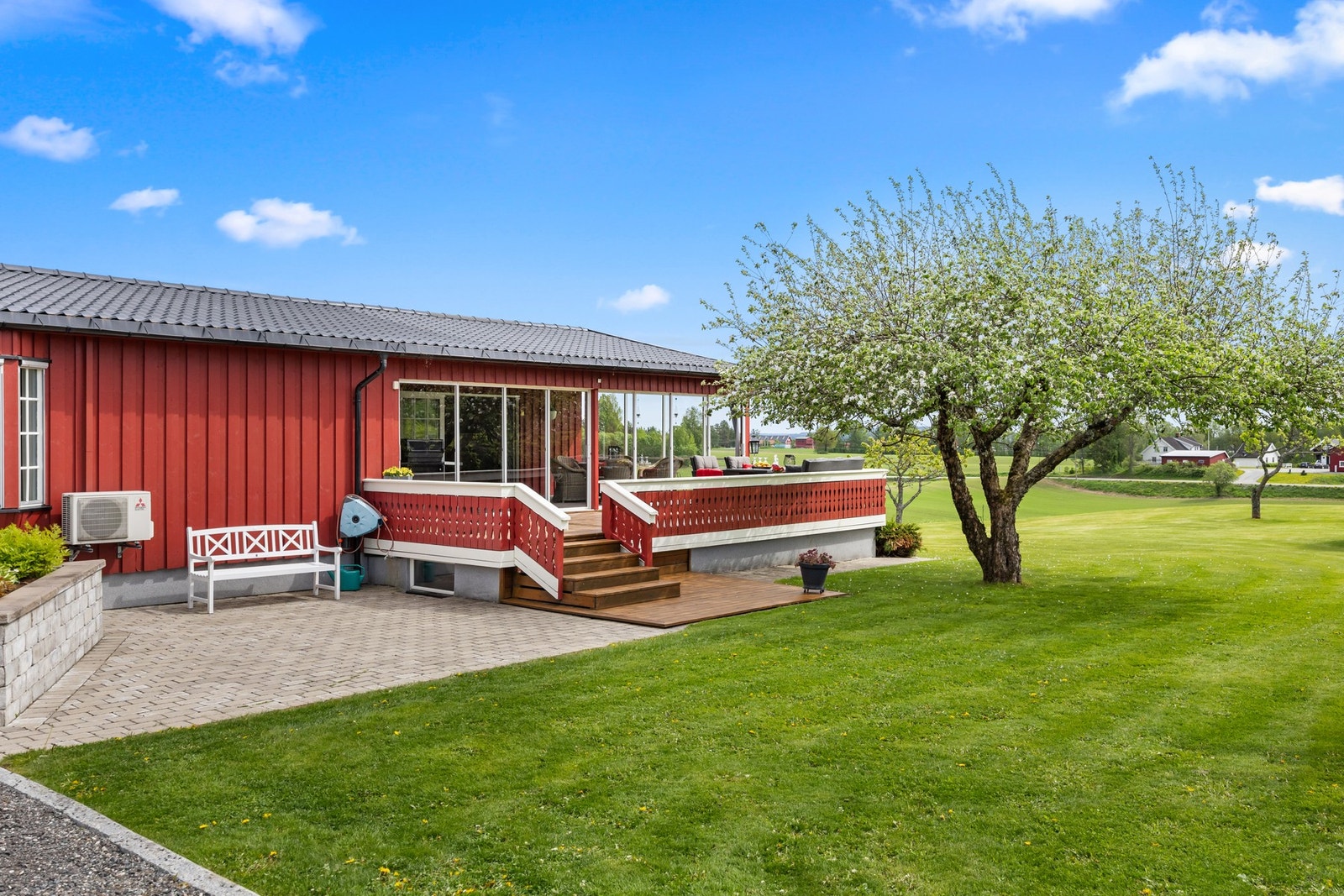 Tomten oppleves som stor og åpen, med gode solforhold og rikelig plass til både lek, hage, lagring og ulike aktiviteter. Galleribilde
