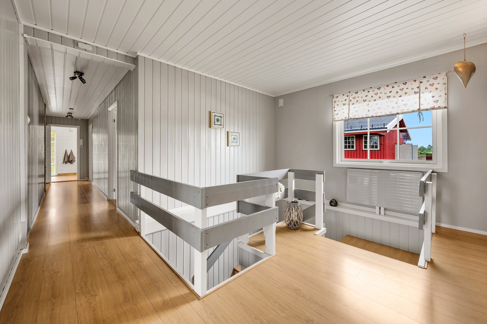 Gang i 1.etasje inn mot bad og soverom. Galleribilde