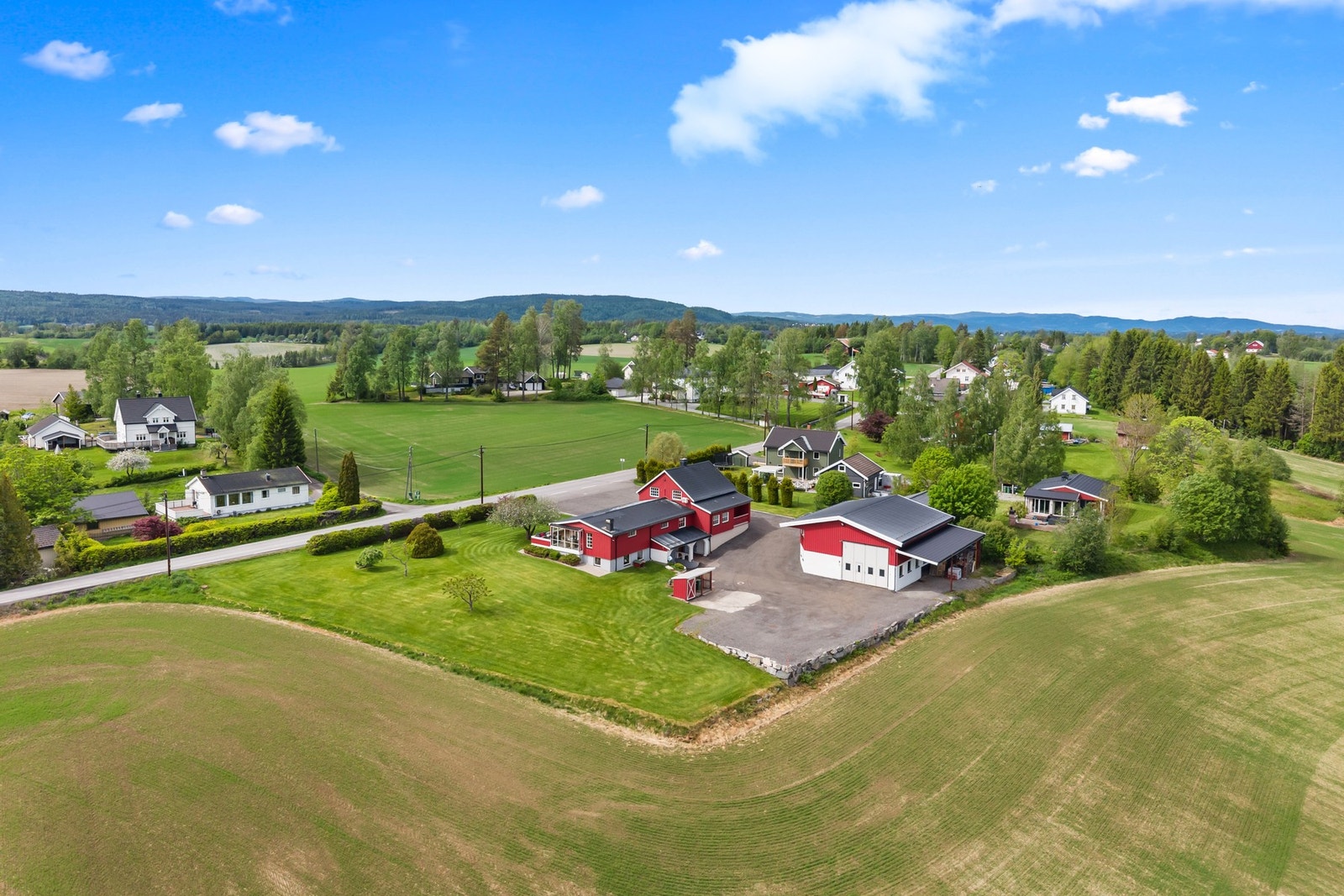 Dronebilde over eiendommen. Galleribilde