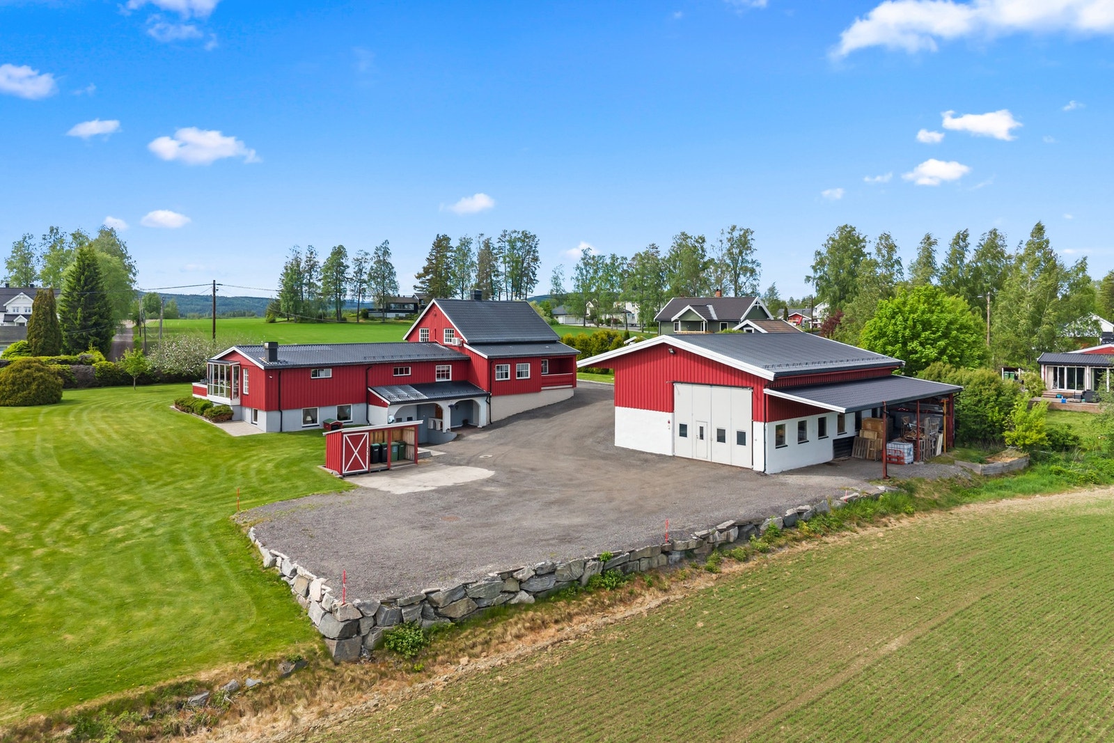 For den som trenger plass til hobby, lagring, bilinteresse mv. medfølger et stort garasje-/verkstedbygg på hele 207 kvm BRA. Galleribilde