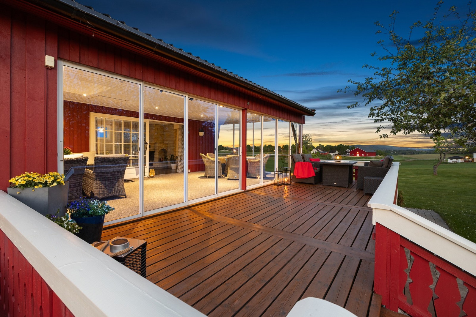 På terrassen er det god plass til sittegruppe, grill og øvrig møblement. Galleribilde