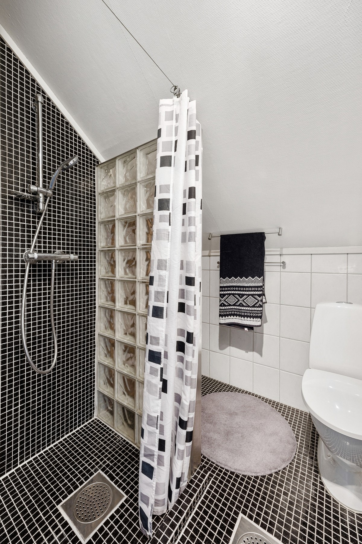 Innredet hybeldel: Badet har gulvvarme og er innredet med servantmøblement, oppbevaringsskap, dusjnisje og gulvstående toalett. Galleribilde