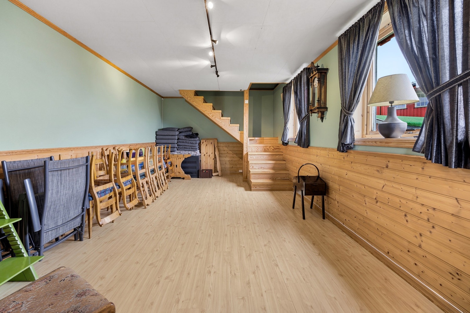 Videre disponerer boligen et romslig innredet kontor med flere mulige bruksområder. Rommet er ikke godkjent for varig opphold og er ikke inntegnet på tilgjengelige byggetegninger. Galleribilde