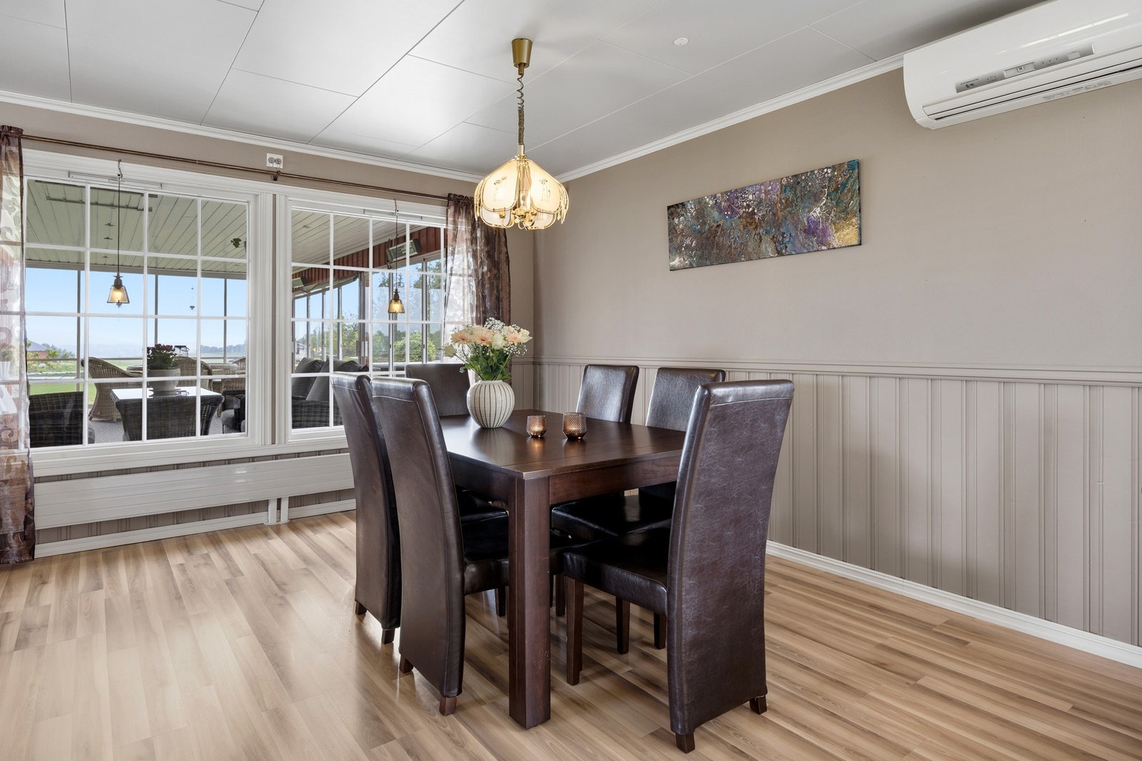 Spisestuen ligger i naturlig tilknytning til kjøkkenet og har god plass til et større spisebord. Store vindusflater sørger for godt lysinnslipp og hyggelig utsyn mot hagen. Galleribilde