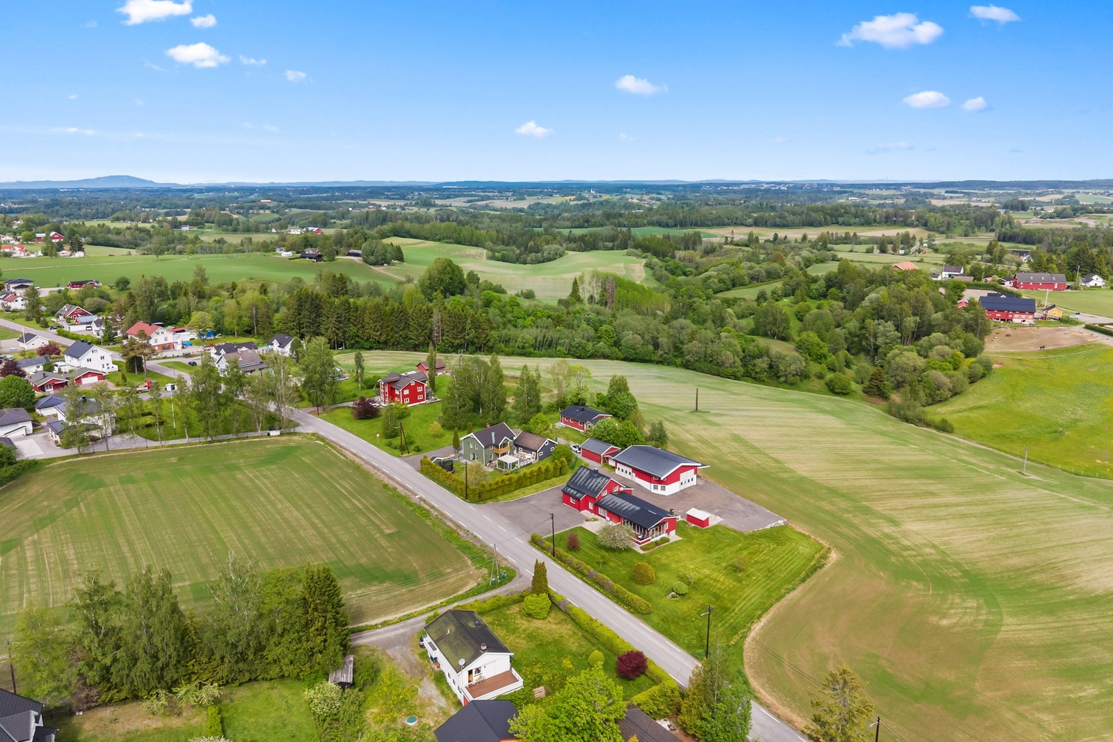 Dronebilde over eiendommen. Galleribilde