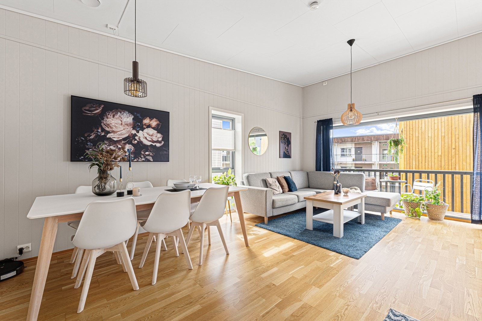 De store vindusflatene gir godt med naturlig lysinnslipp Galleribilde