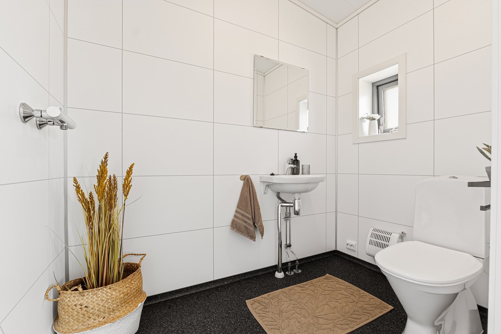 Toalettrommet er på praktiske 3,2m². Innredet med kilosett, servant, opplegg for dusj/vaskemaskin og mekanisk avtrekk. Galleribilde