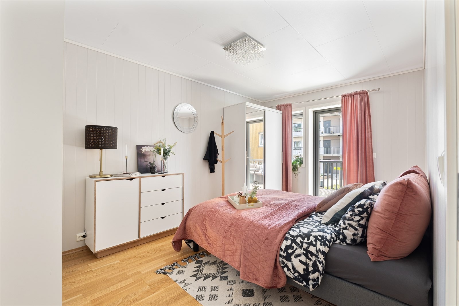 Romslig soverom på 13,5m² med god plass til ønsket innredning Galleribilde