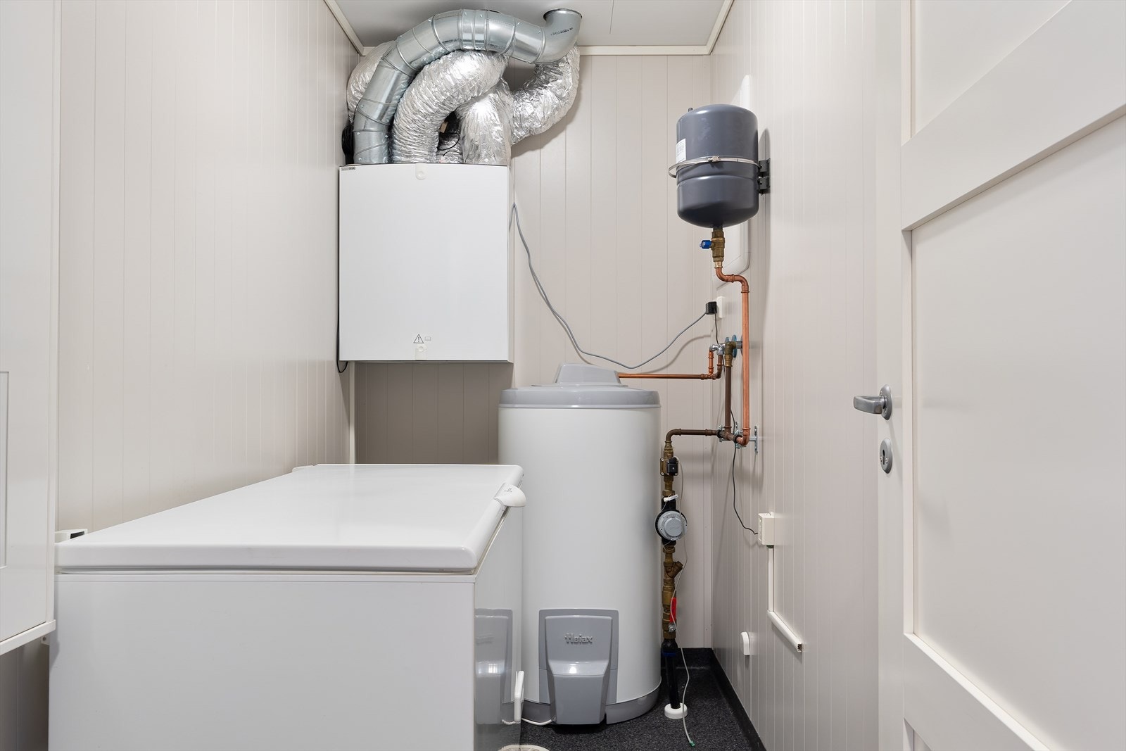 Bod på 4m² med sikringsskap, varmtvannsbereder, ventilasjonsaggregat og rørfordelingsskap. Galleribilde