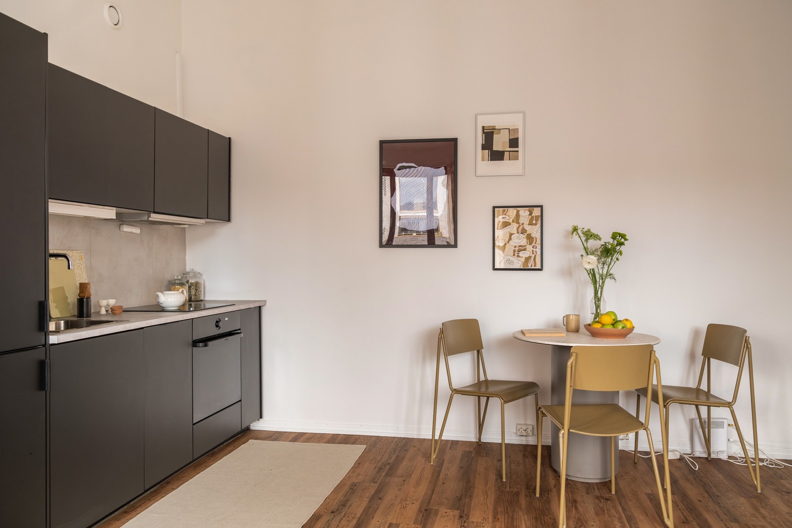 I stuen har du plass til både sofagruppe med salongbord, et spisebord og annet ønskelig møblement innover mot soverommet. Galleribilde