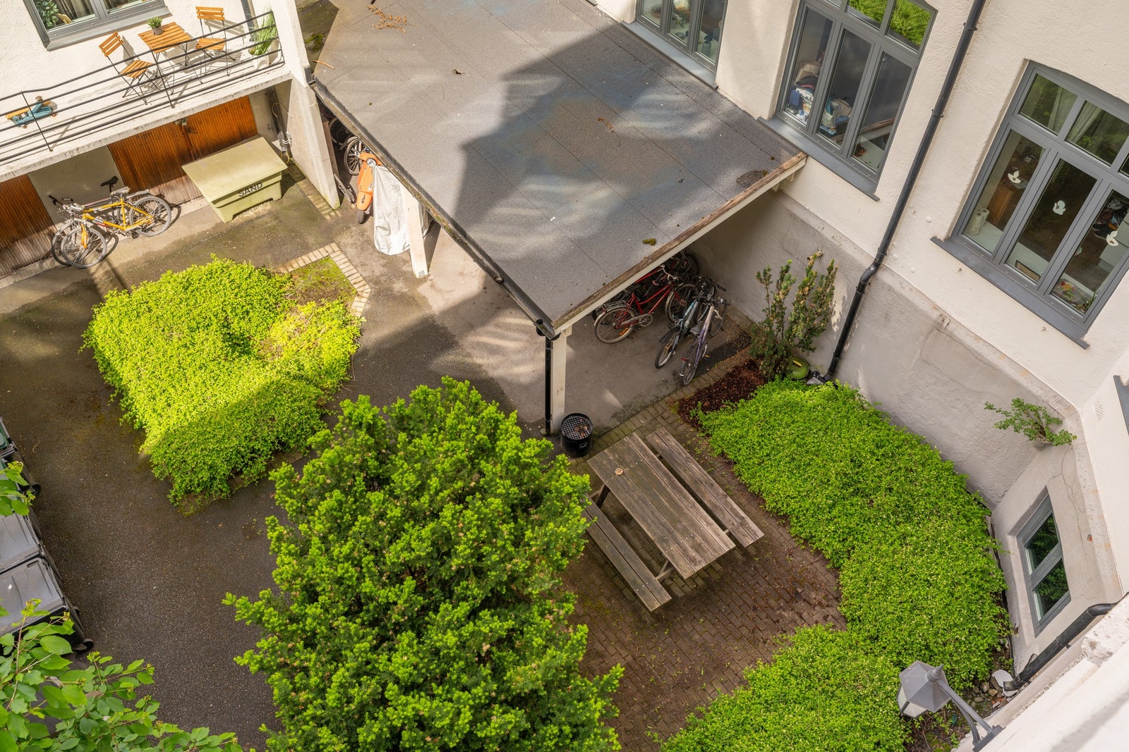 Felles bakgård med sittegruppe og sykkelparkering Galleribilde