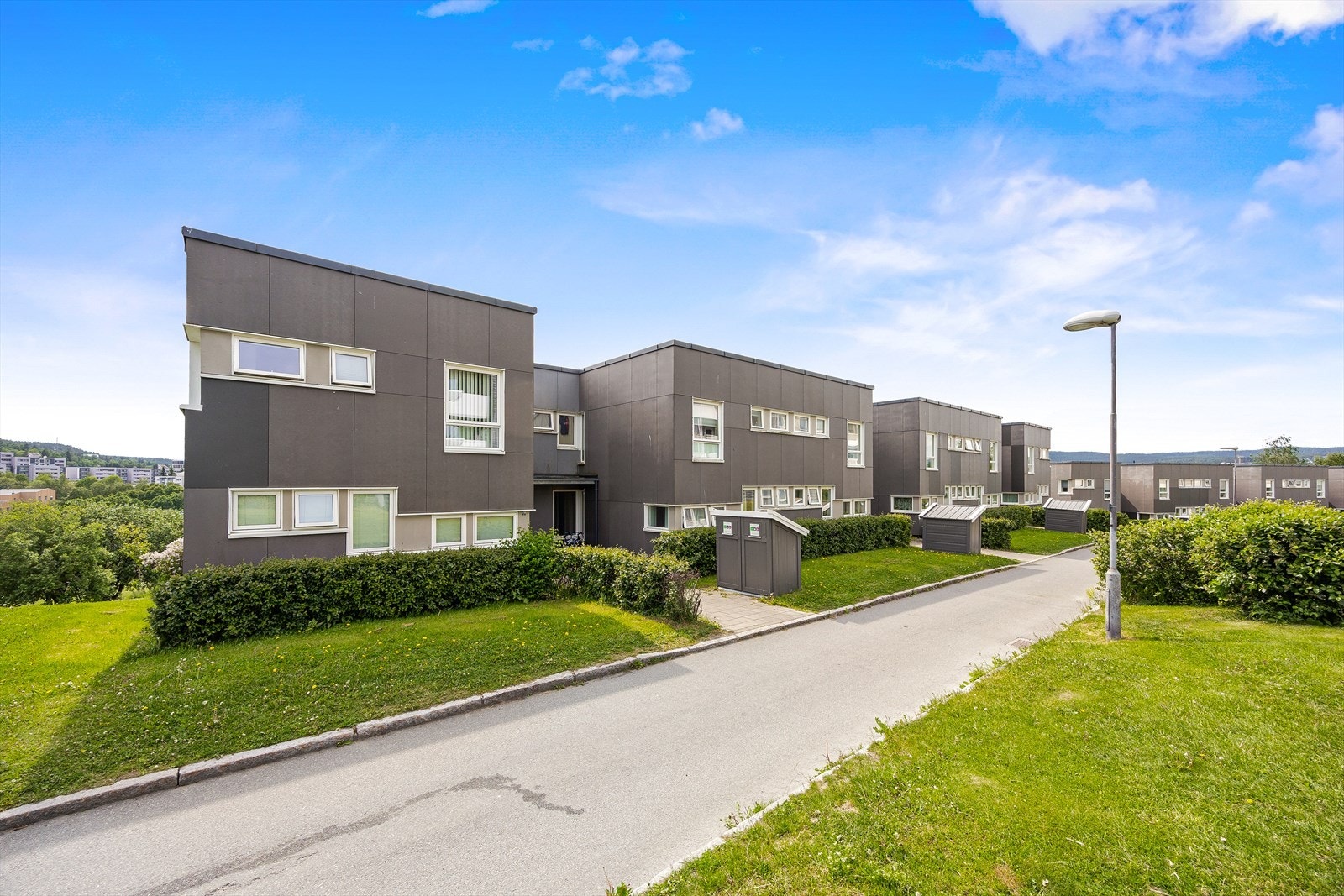 Området er preget av lavblokkbebyggelse og grønne uteområder som gir trygge rammer for lek. Galleribilde
