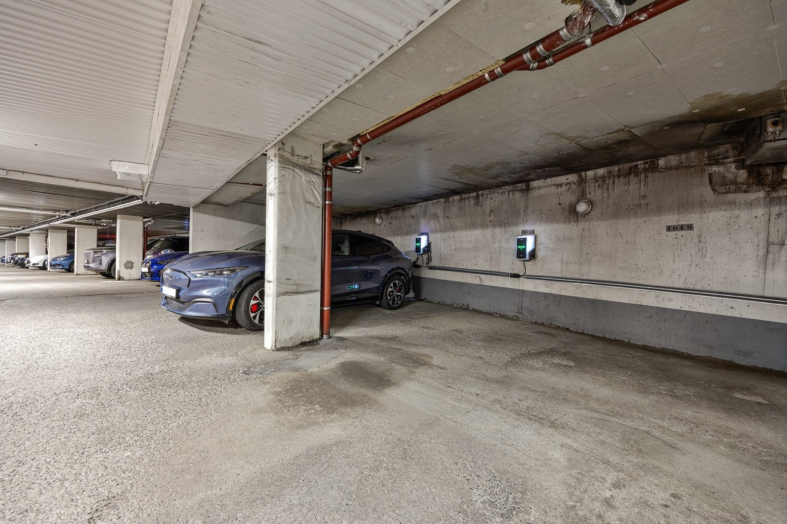 Det medfølger én parkeringsplass i felles garasjeanlegg, utstyrt med elbillader. Galleribilde