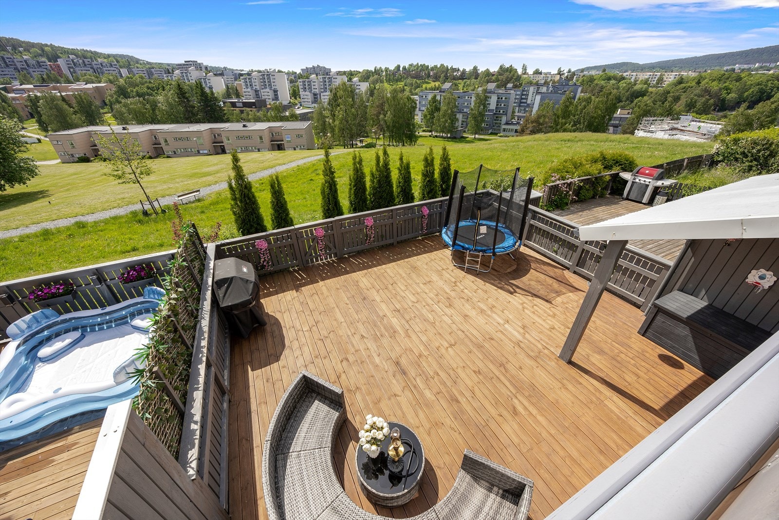 Terrassen er på hele 45 m². Galleribilde