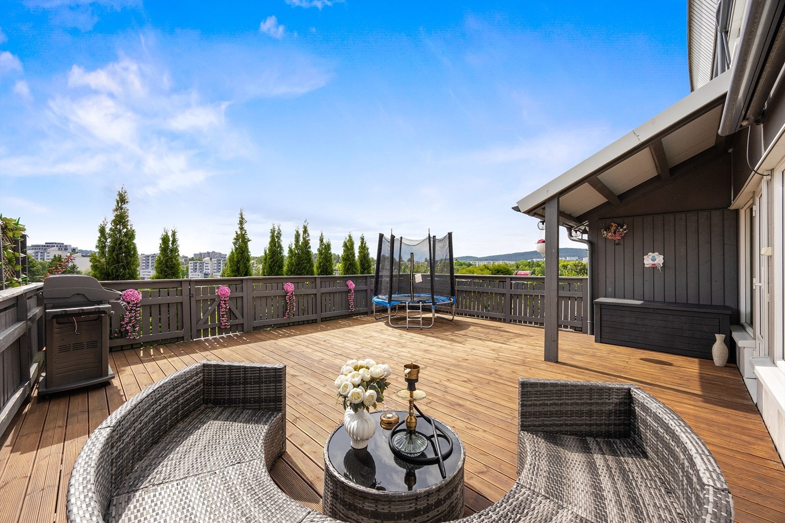 Uteplassen er perfekt for sene sommerkvelder eller sosiale sammenkomster! Galleribilde