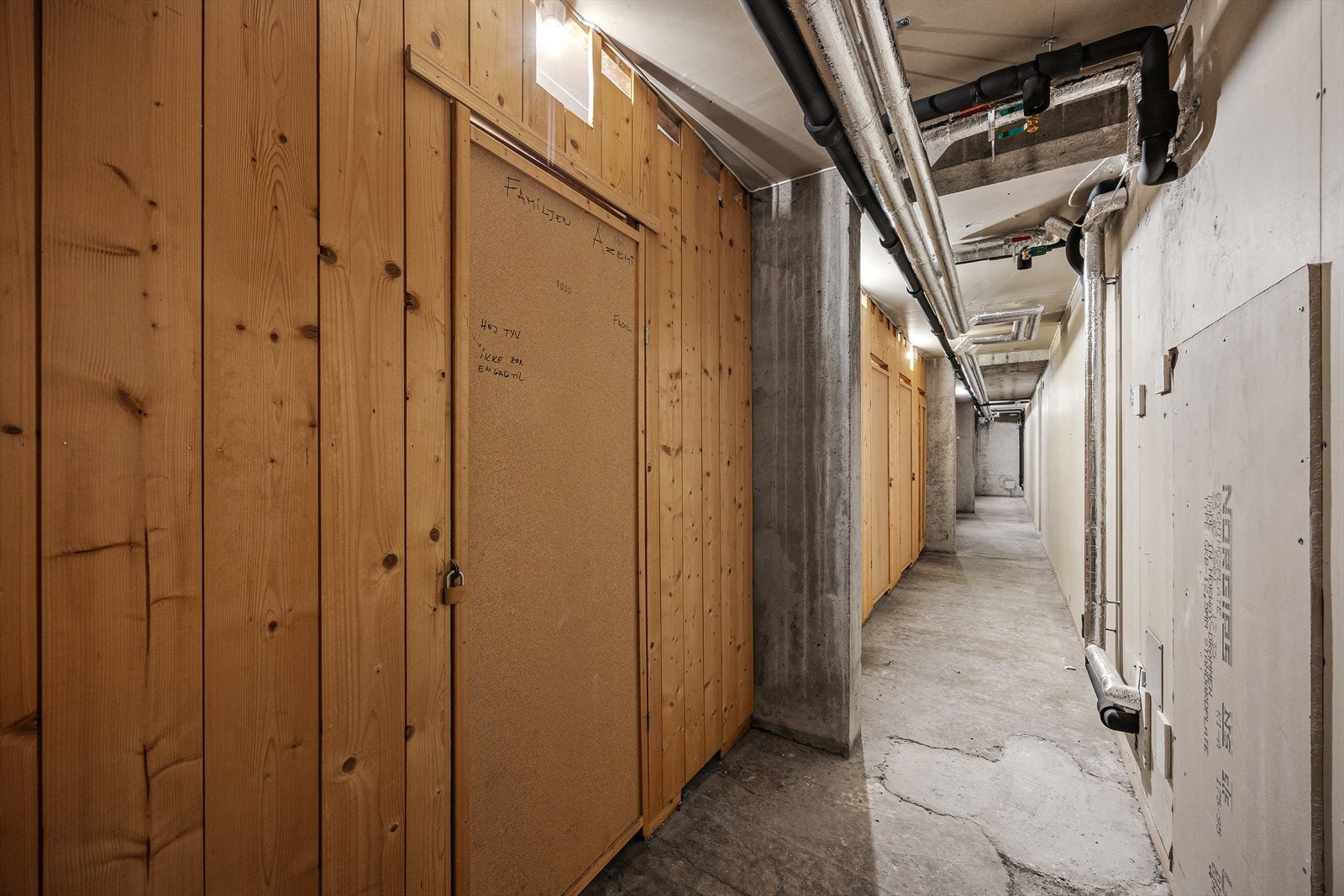 Leiligheten disponerer to eksterne boder som gir rikelig med lagringsplass. Galleribilde