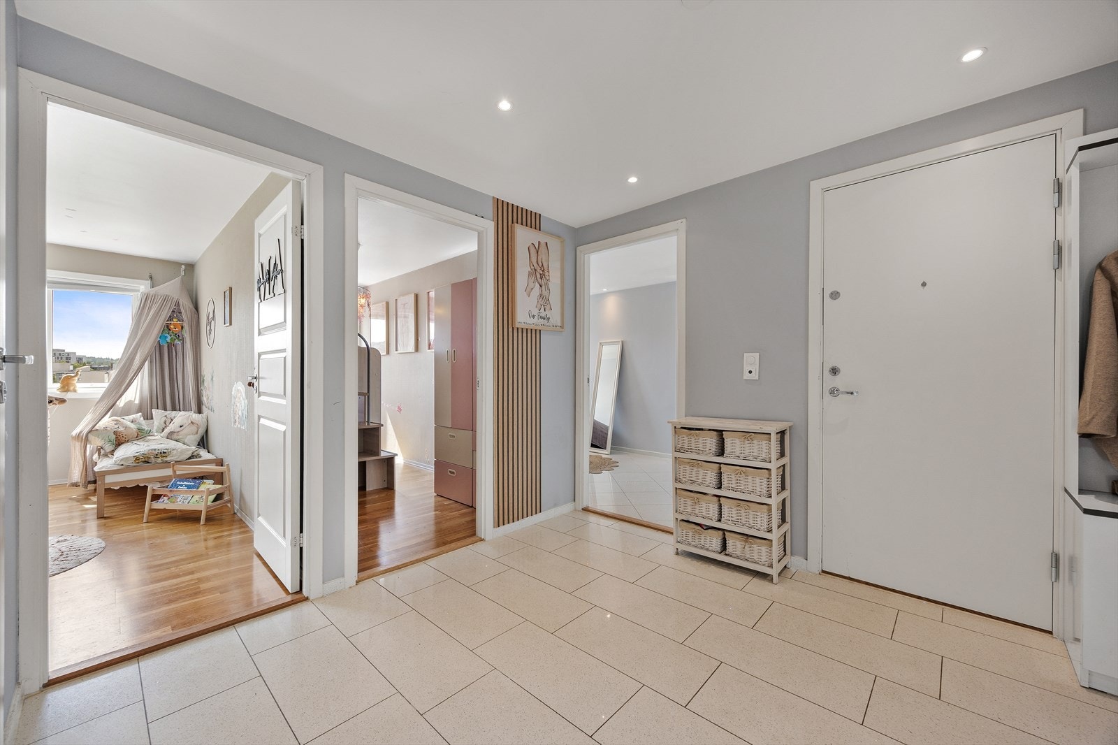 Leiligheten har en romslig entré med flislagt gulv og downlights i taket. Galleribilde