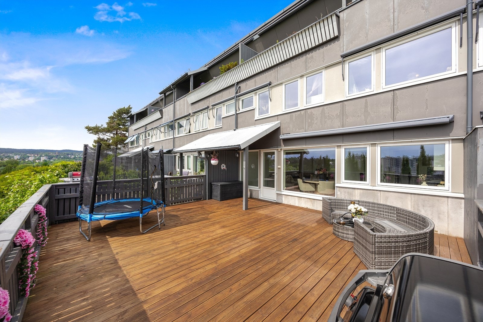 Romslig terrasse på 45 m² som fungerer som en utvidelse av leiligheten på sommeren. Galleribilde