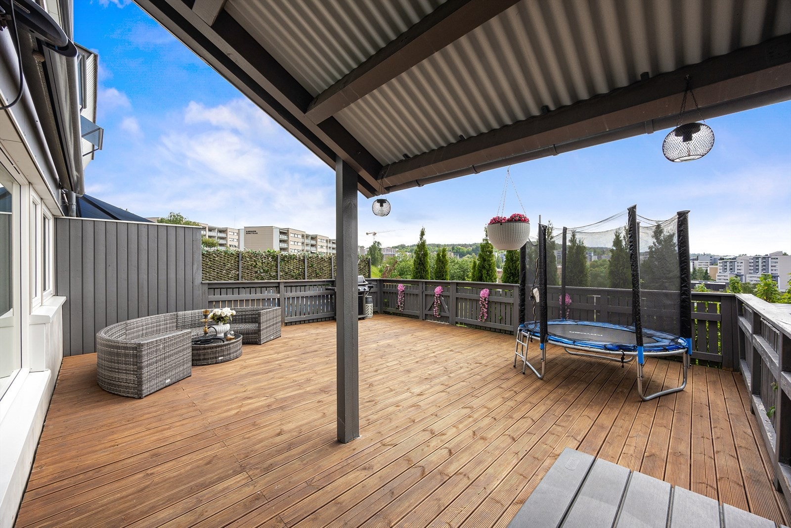 Her er det rikelig med plass for flere sittegrupper, grill og lek. Galleribilde