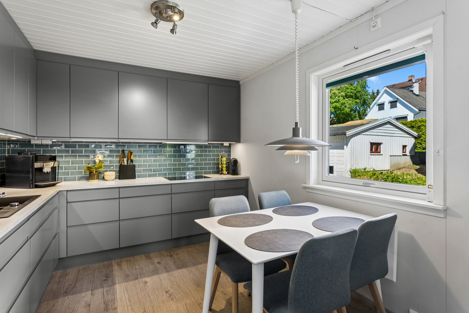 Separat kjøkken av god størrelse og med plass til kjøkkenbord. Galleribilde