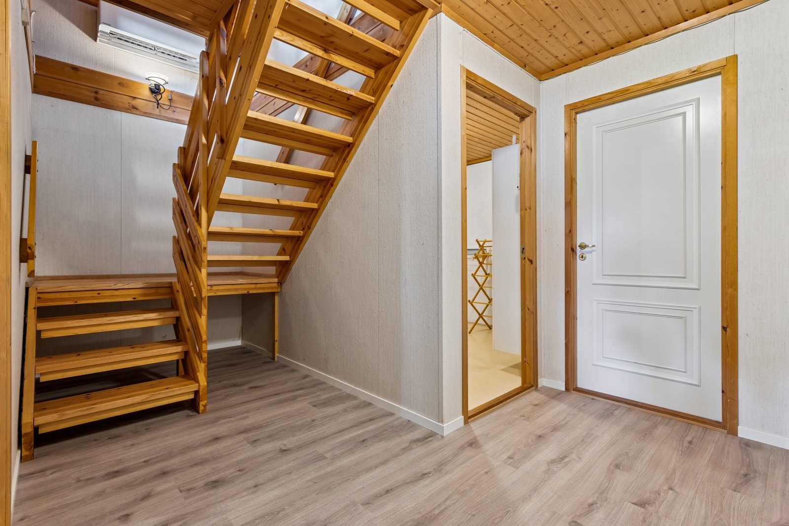Trapp opp til loftsetasjen fra gangen i 1. etasje. Galleribilde
