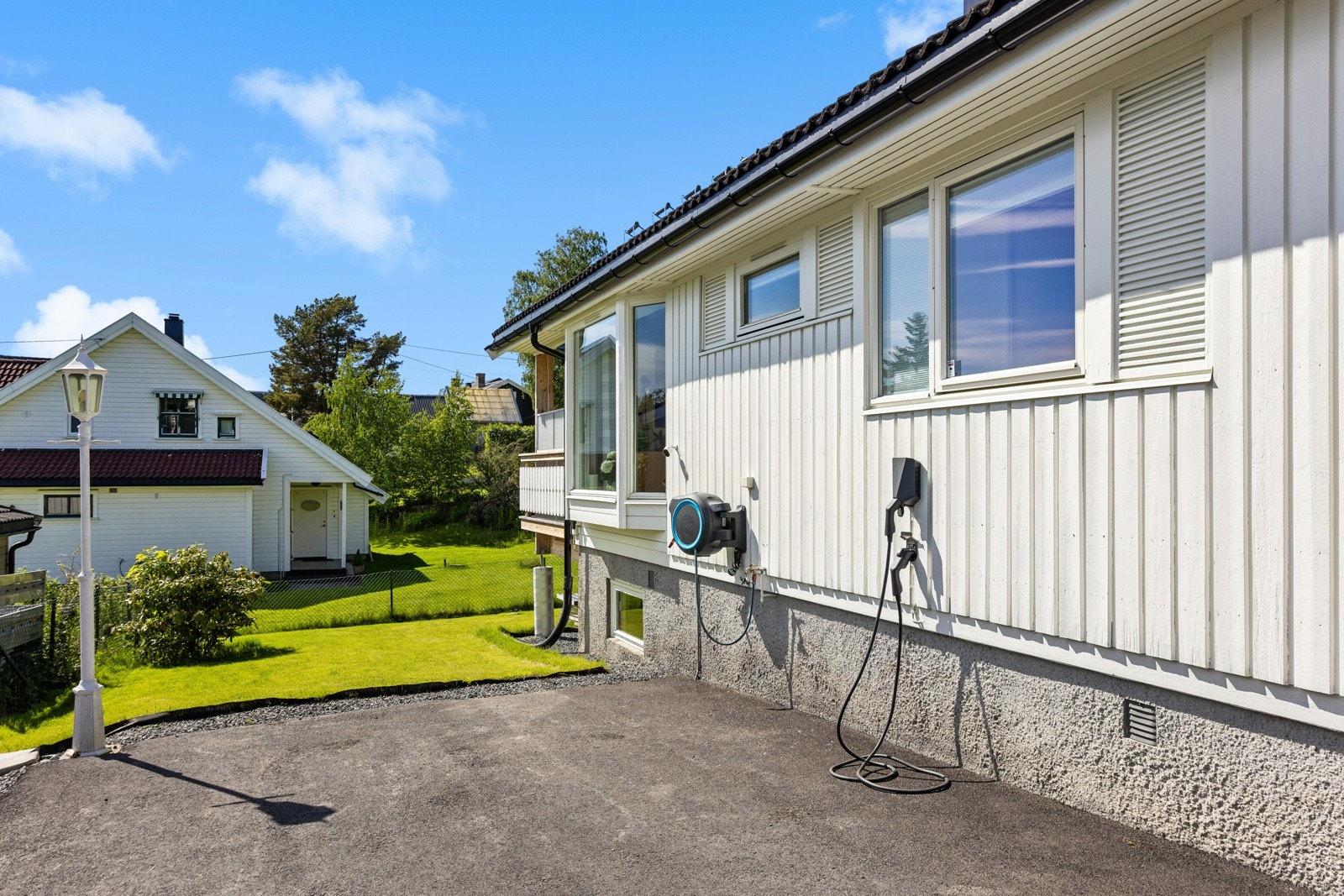 Parkeringsplass med elbillader. Galleribilde