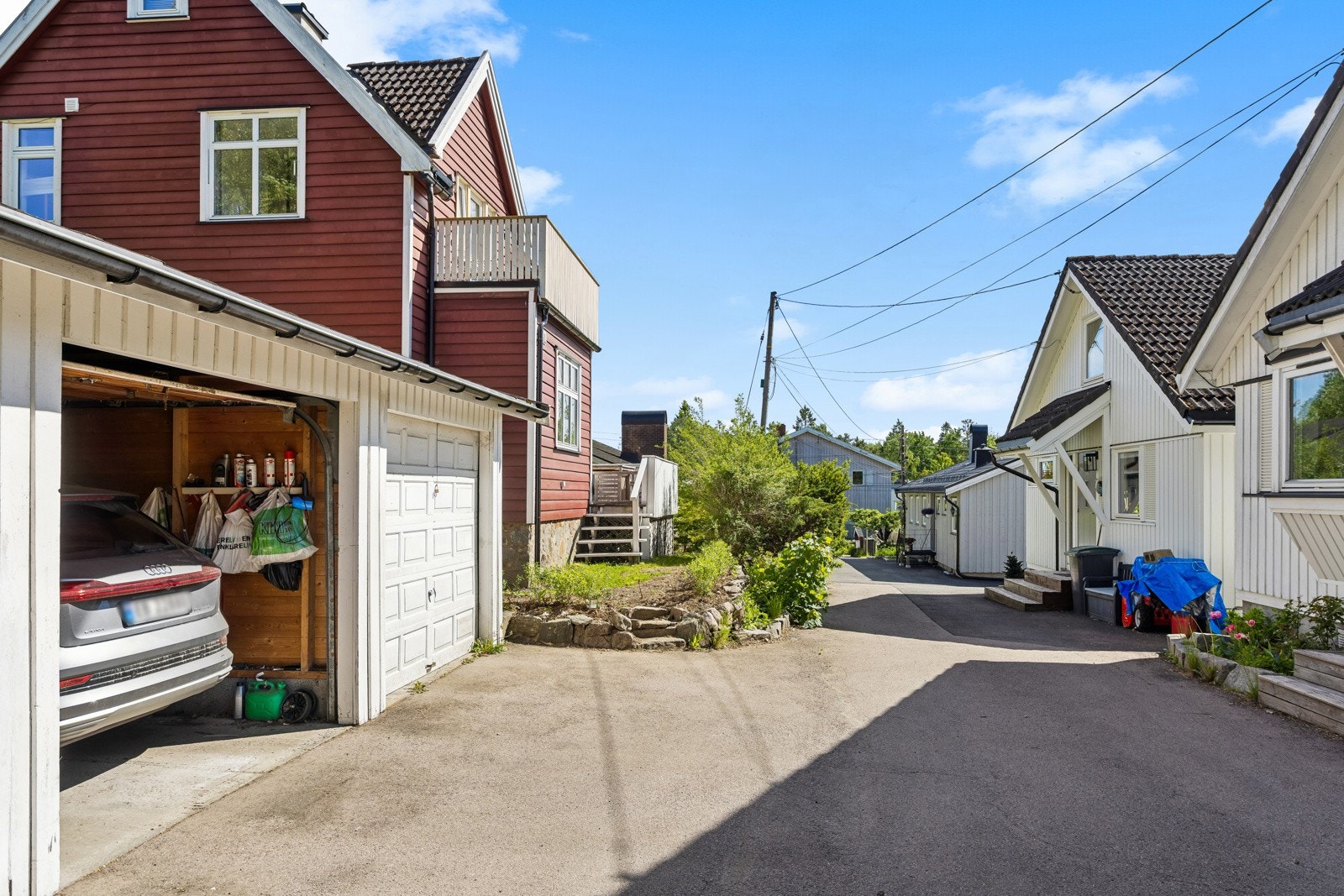 Det følger garasjeplass i garasjerekke. Galleribilde
