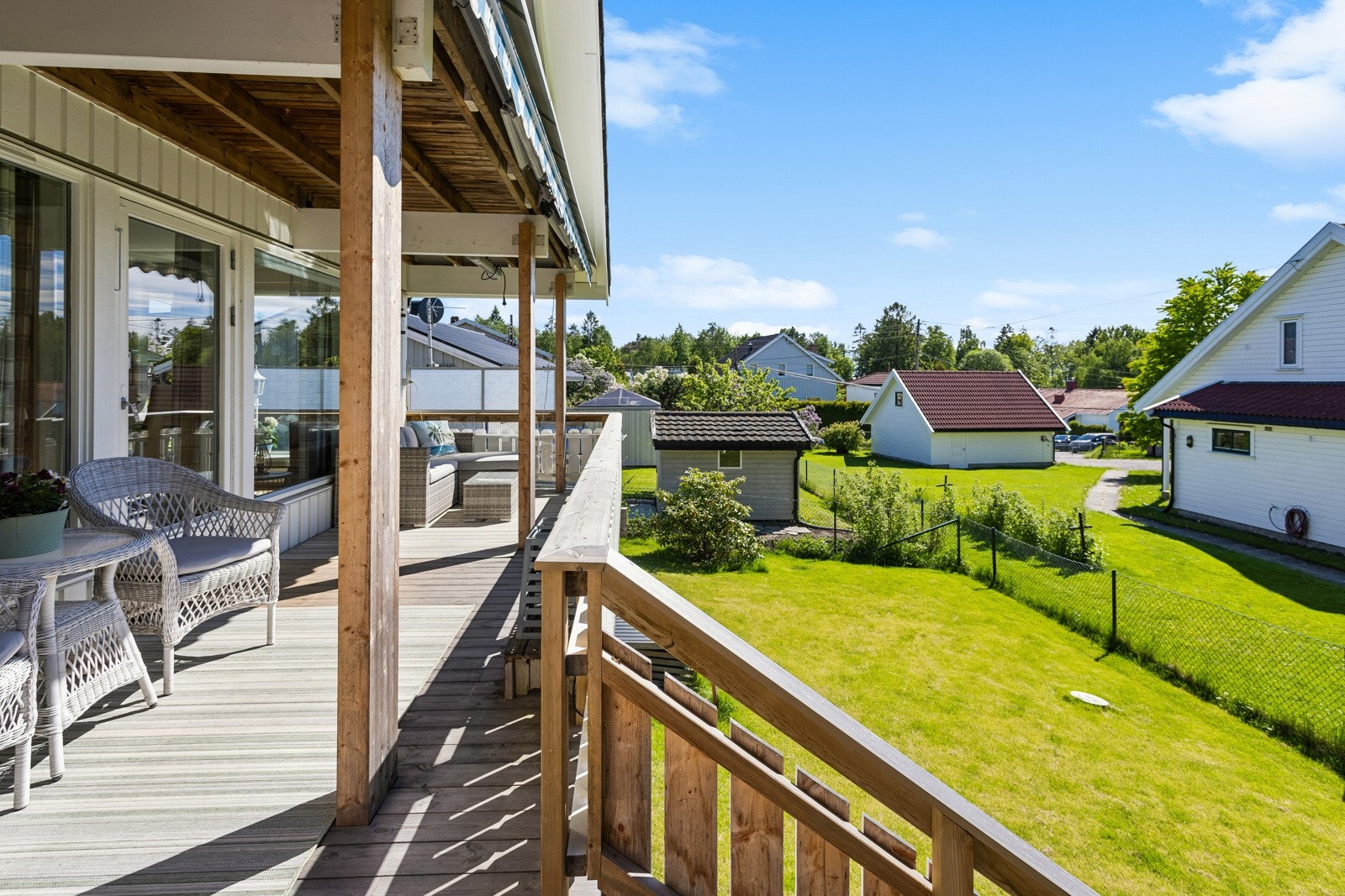 Terrasse med nedgang til hage. Galleribilde