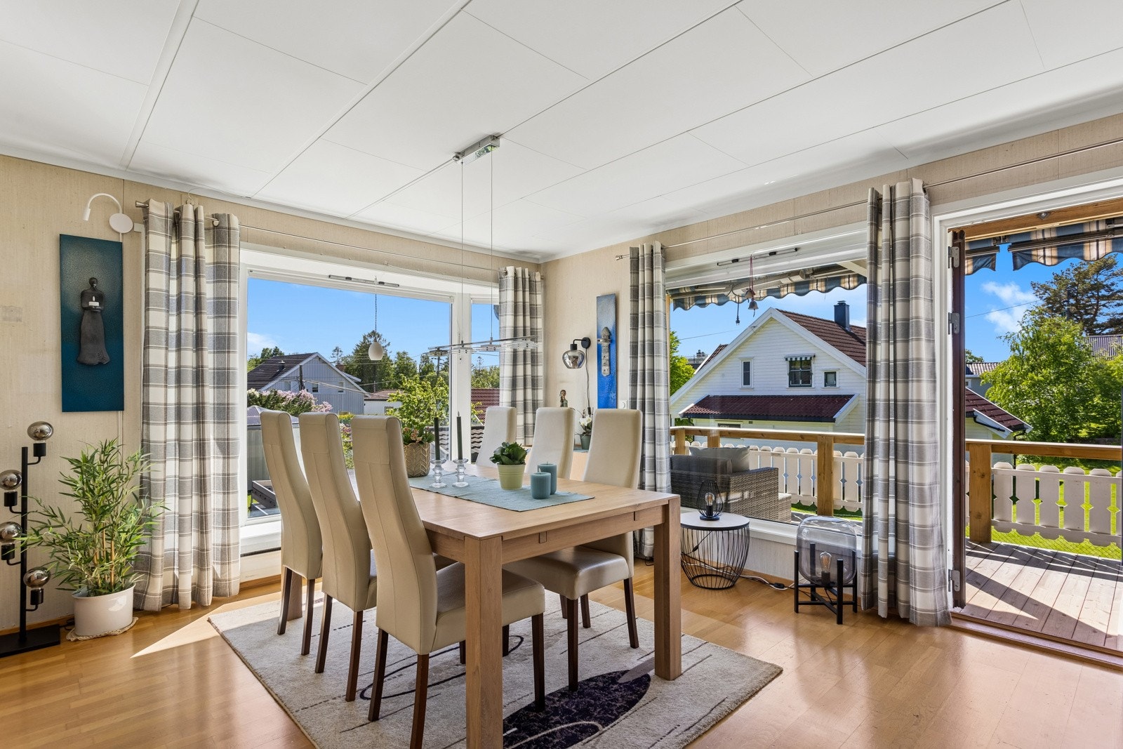 Utgang til terrasse fra stue. Galleribilde