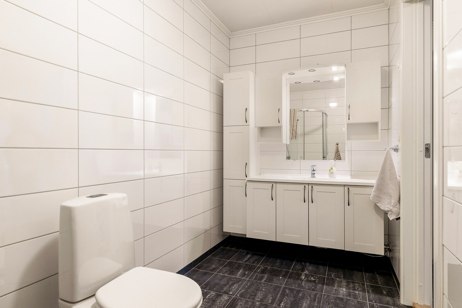 Badet i underetasjen fremstår som pent og funksjonelt utformet, med tidløse materialvalg som gir et stilrent uttrykk. Galleribilde